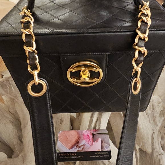 CHANEL Black Quilted Crossbody Bag with Gold Hardware - Picture 3 of 16